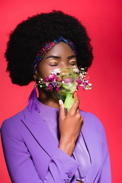 Mujer Joven Afroamericana Traje Elegante Púrpura Con Flores Inhalador Aislado — Foto de Stock