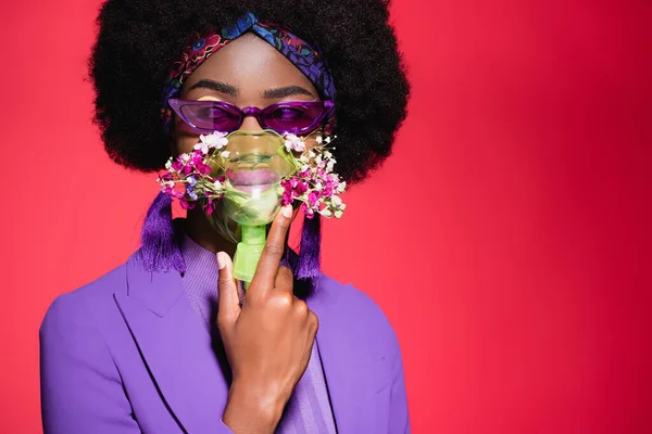 Mujer Joven Afroamericana Traje Elegante Púrpura Con Flores Inhalador Aislado — Foto de Stock