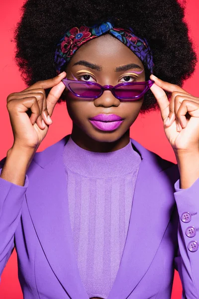 African American Young Woman Purple Stylish Outfit Sunglasses Isolated Red — Stock Photo, Image