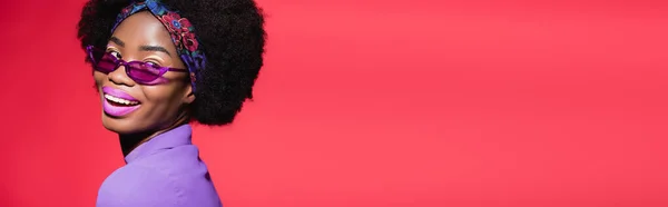 Mujer Joven Afroamericana Feliz Traje Elegante Púrpura Gafas Sol Aisladas —  Fotos de Stock