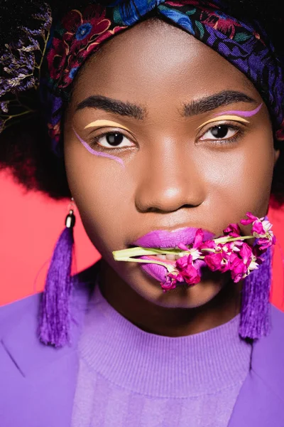 Mujer Joven Afroamericana Traje Elegante Púrpura Con Flor Boca Aislada — Foto de Stock