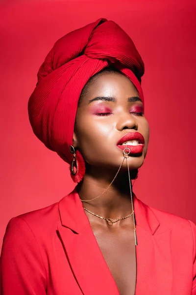 Mujer Joven Afroamericana Traje Elegante Turbante Sosteniendo Collar Boca Aislado — Foto de Stock