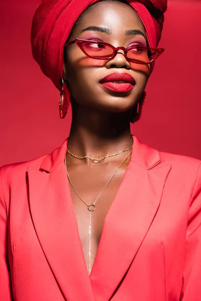 Mujer Joven Afroamericana Traje Elegante Gafas Sol Turbante Aislado Rojo — Foto de Stock