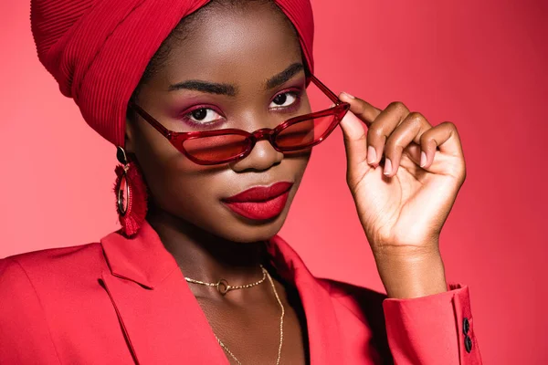 Mujer Joven Afroamericana Traje Elegante Gafas Sol Turbante Aislado Rojo —  Fotos de Stock