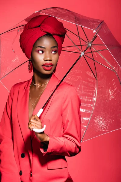 Mujer Joven Afroamericana Traje Elegante Turbante Con Paraguas Aislado Rojo — Foto de Stock