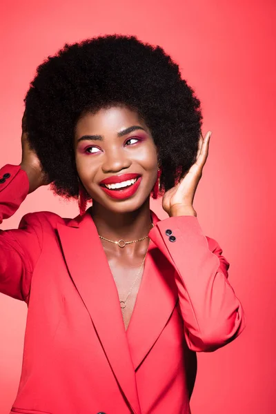 Feliz Afroamericana Joven Mujer Elegante Traje Aislado Rojo — Foto de Stock