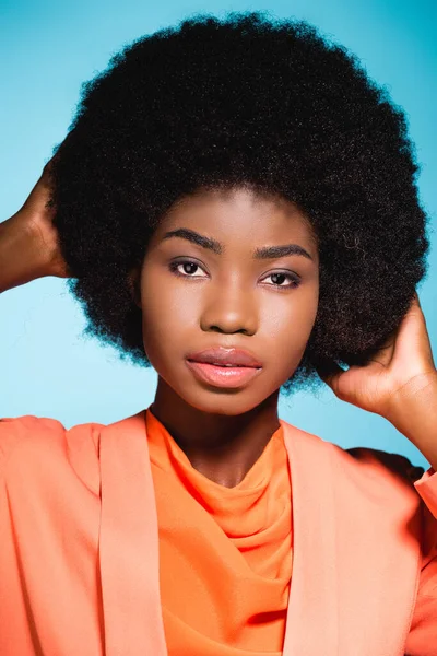 Αφροαμερικανή Νεαρή Γυναίκα Πορτοκαλί Στυλάτο Ντύσιμο Απομονωμένη Στο Μπλε — Φωτογραφία Αρχείου