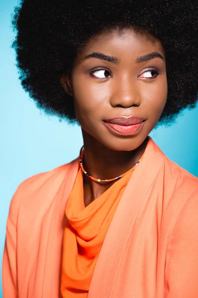 Mujer Joven Afroamericana Traje Elegante Naranja Aislado Azul —  Fotos de Stock