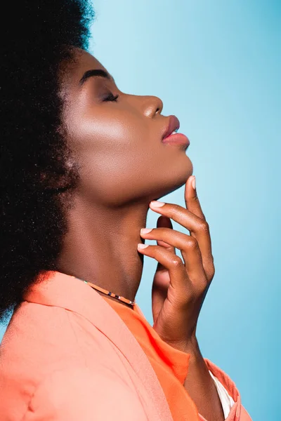 Vista Lateral Joven Afroamericana Traje Elegante Naranja Tocando Barbilla Aislada — Foto de Stock