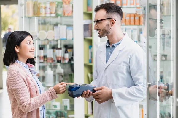 Mujer Asiática Feliz Pagando Con Tarjeta Crédito Cerca Farmacéutico Con — Foto de Stock