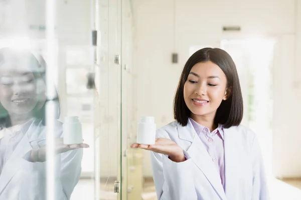 Щасливий Азіатський Фармацевт Білому Пальто Вказуючи Рукою Аптеці — стокове фото