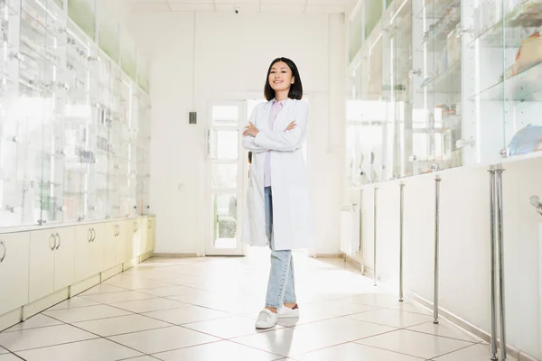 Volledige Lengte Van Lachende Aziatische Apotheker Witte Jas Staan Met — Stockfoto