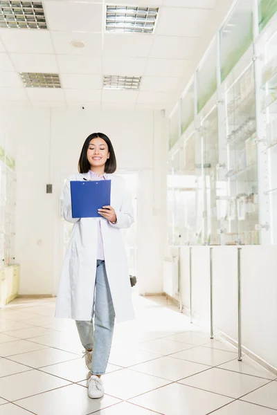 Longitud Completa Alegre Asiático Farmacéutico Blanco Capa Celebración Portapapeles Droguería —  Fotos de Stock