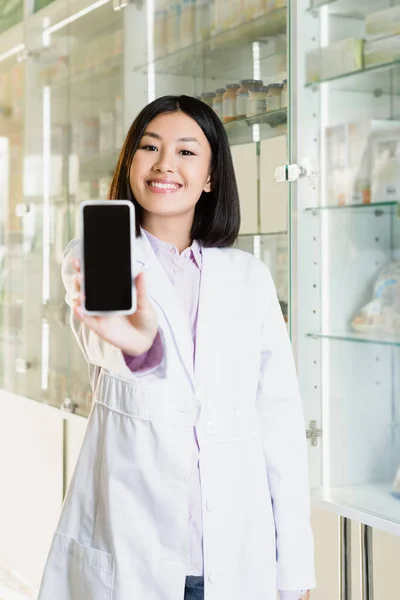 Alegre Asiático Farmacéutico Blanco Abrigo Celebración Smartphone Con Pantalla Blanco —  Fotos de Stock