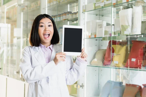 Upphetsad Asiatisk Farmaceut Vit Rock Med Digital Tablett Med Blank — Stockfoto