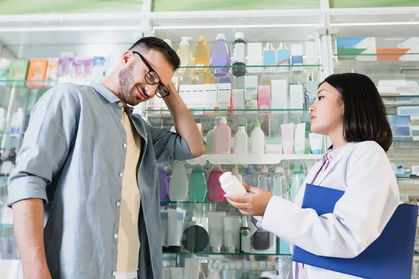 Ázsiai Gyógyszerész Fehér Kabátban Gazdaság Vágólap Üveg Tabletták Közelében Zavaros — Stock Fotó