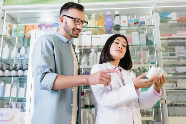 Barbudo Hombre Apuntando Con Dedo Botellas Con Medicación Manos Asiático — Foto de Stock