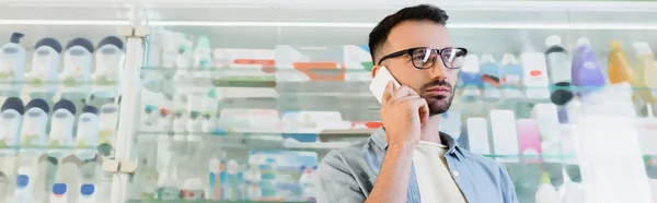 Mann Mit Brille Spricht Drogerie Auf Smartphone — Stockfoto