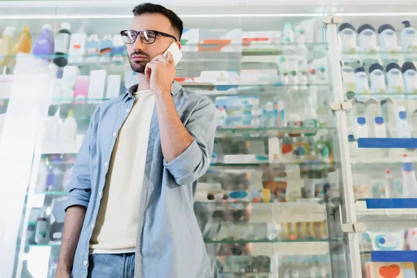 Man Eyeglasses Talking Mobile Phone Drugstore — Stock Photo, Image