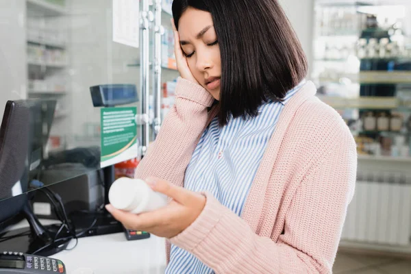 Mujer Asiática Que Sufre Dolor Cabeza Celebración Botella Con Pastillas —  Fotos de Stock