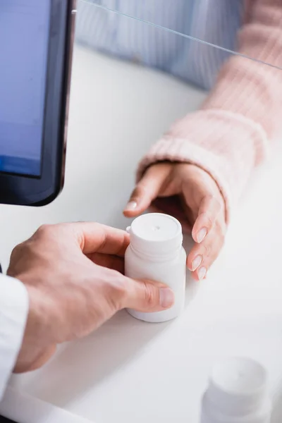 Vista Parcial Del Farmacéutico Que Administra Frasco Con Medicamentos Cliente —  Fotos de Stock