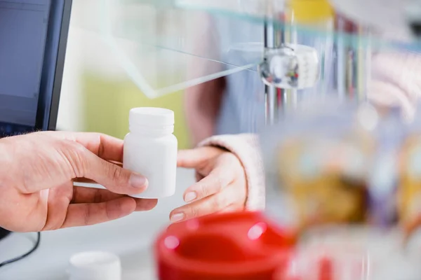 Geschnittene Ansicht Eines Apothekers Der Eine Flasche Mit Medikamenten Der — Stockfoto