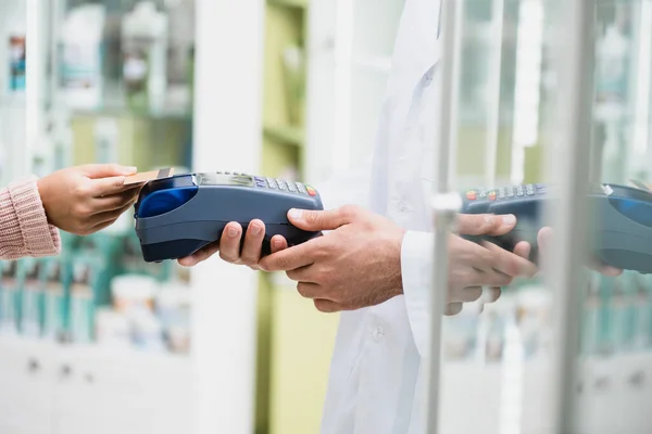 Vista Cortada Farmacêutico Que Detém Terminal Pagamento Enquanto Cliente Paga — Fotografia de Stock