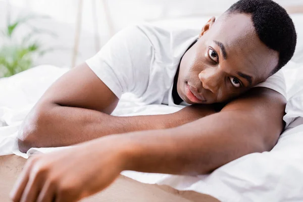 Afroamerikaner Weißen Shirt Blickt Auf Dem Bett Die Kamera — Stockfoto