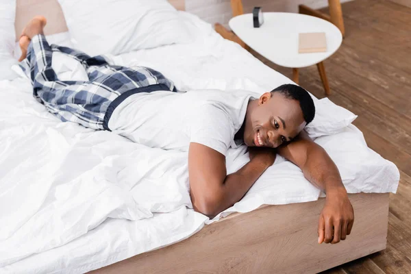 Sonriente Hombre Afroamericano Pijama Acostado Cama Durante Mañana —  Fotos de Stock