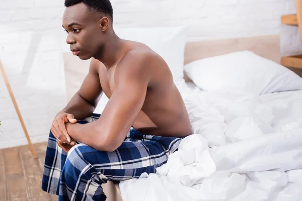Ατρόμητος Αφροαμερικάνος Κάθεται Στο Κρεβάτι Στο Σπίτι — Φωτογραφία Αρχείου