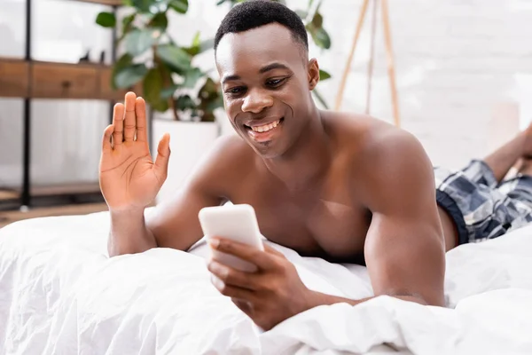Shirtless African American Man Waving Hand Video Call Smartphone Blurred — Stock Photo, Image