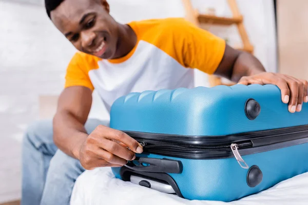 Africano Americano Homem Travando Mala Cama Fundo Borrado — Fotografia de Stock