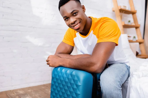 Hombre Afroamericano Mirando Cámara Cerca Maleta Dormitorio — Foto de Stock