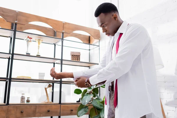 Afroamerikansk Affärsman Klädd Vit Skjorta Hemma — Stockfoto