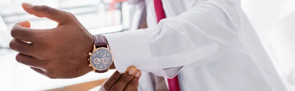 Beskuren Bild Afrikansk Amerikansk Affärsman Armbandsur Bär Skjorta Suddig Bakgrund — Stockfoto