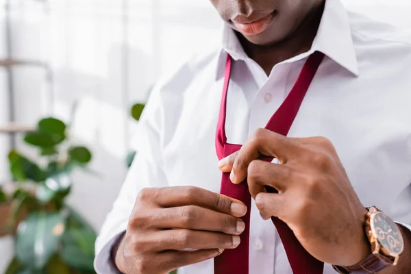 Vista Cortada Empresário Afro Americano Vestindo Gravata Vermelha Casa — Fotografia de Stock