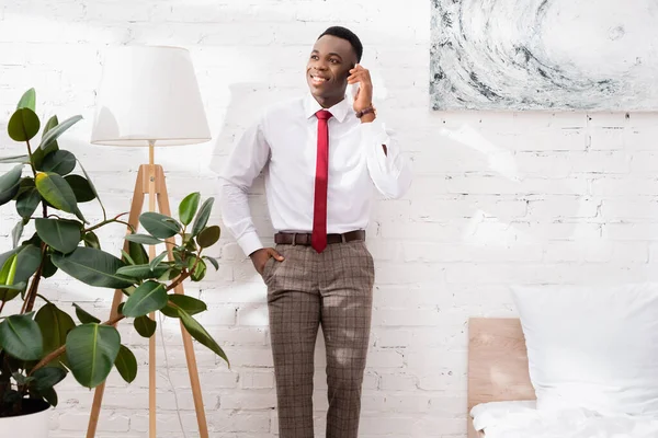 Sonriente Hombre Negocios Afroamericano Hablando Teléfono Inteligente Cerca Lámpara Pie —  Fotos de Stock