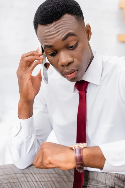 Hombre Negocios Afroamericano Camisa Hablando Smartphone Mirando Reloj Pulsera Primer —  Fotos de Stock