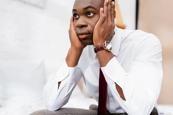 Afrikansk Amerikansk Affärsman Med Händer Nära Huvudet Tittar Bort Hemma — Stockfoto