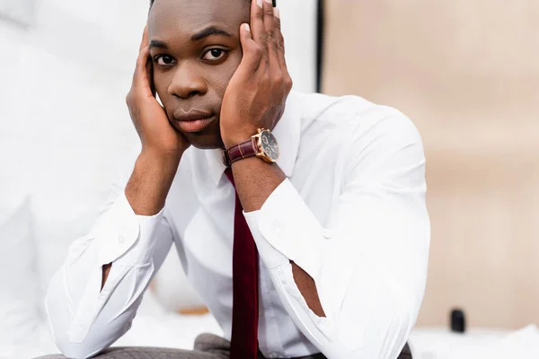 Afrikansk Amerikansk Affärsman Formell Klädsel Tittar Kameran Hemma — Stockfoto