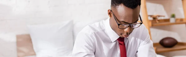 African American Businessman Eyeglasses Sitting Bed Blurred Background Banner — Stock Photo, Image