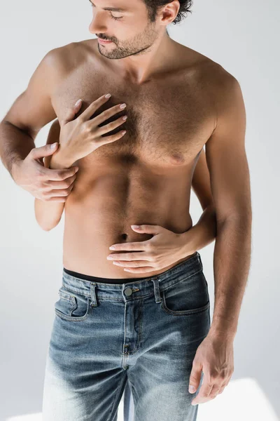 Jonge Vrouw Knuffelen Gespierde Romp Van Vriendje Grijze Achtergrond — Stockfoto