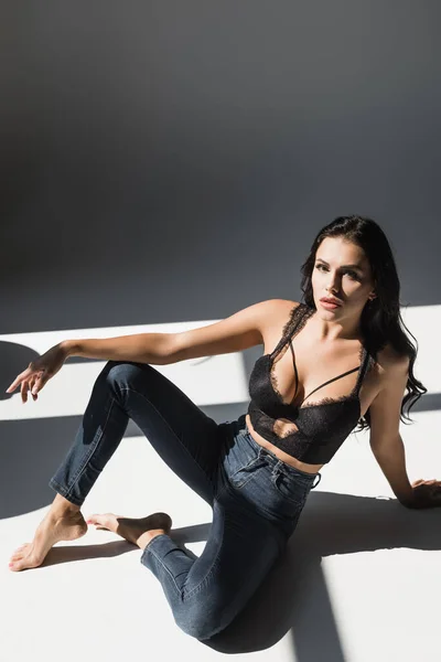 Mujer Seductora Sujetador Jeans Mirando Cámara Mientras Está Sentada Sobre — Foto de Stock