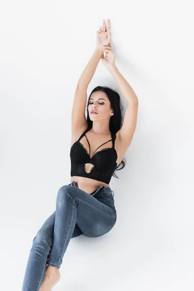 Joven Mujer Sexy Jeans Sujetador Sentado Con Los Ojos Cerrados — Foto de Stock