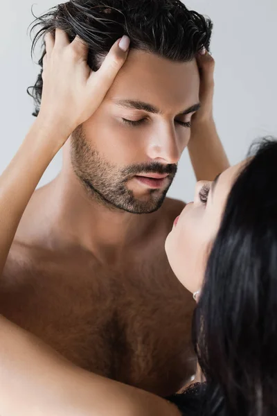 Jovem Mulher Tocando Cabeça Namorado Sem Camisa Com Olhos Fechados — Fotografia de Stock