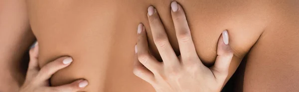 Vista Ritagliata Della Donna Che Tocca Schiena Dell Uomo Muscolare — Foto Stock