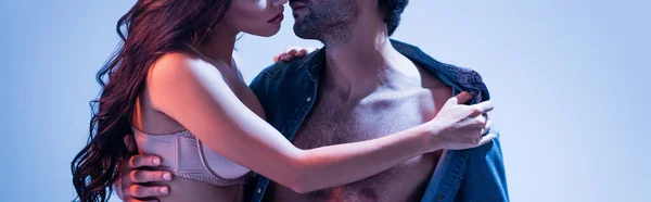 クロップビューの女性でブラジャー取るオフシャツからボーイフレンド上の青の背景 バナー — ストック写真