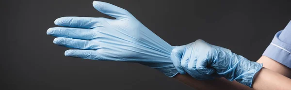 Vue Recadrée Infirmière Portant Des Gants Latex Isolés Sur Gris — Photo