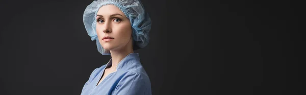 Infirmière Casquette Médicale Bleue Regardant Caméra Isolée Sur Gris Foncé — Photo