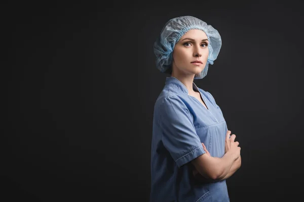 Enfermera Gorra Médica Pie Con Brazos Cruzados Aislados Gris Oscuro — Foto de Stock